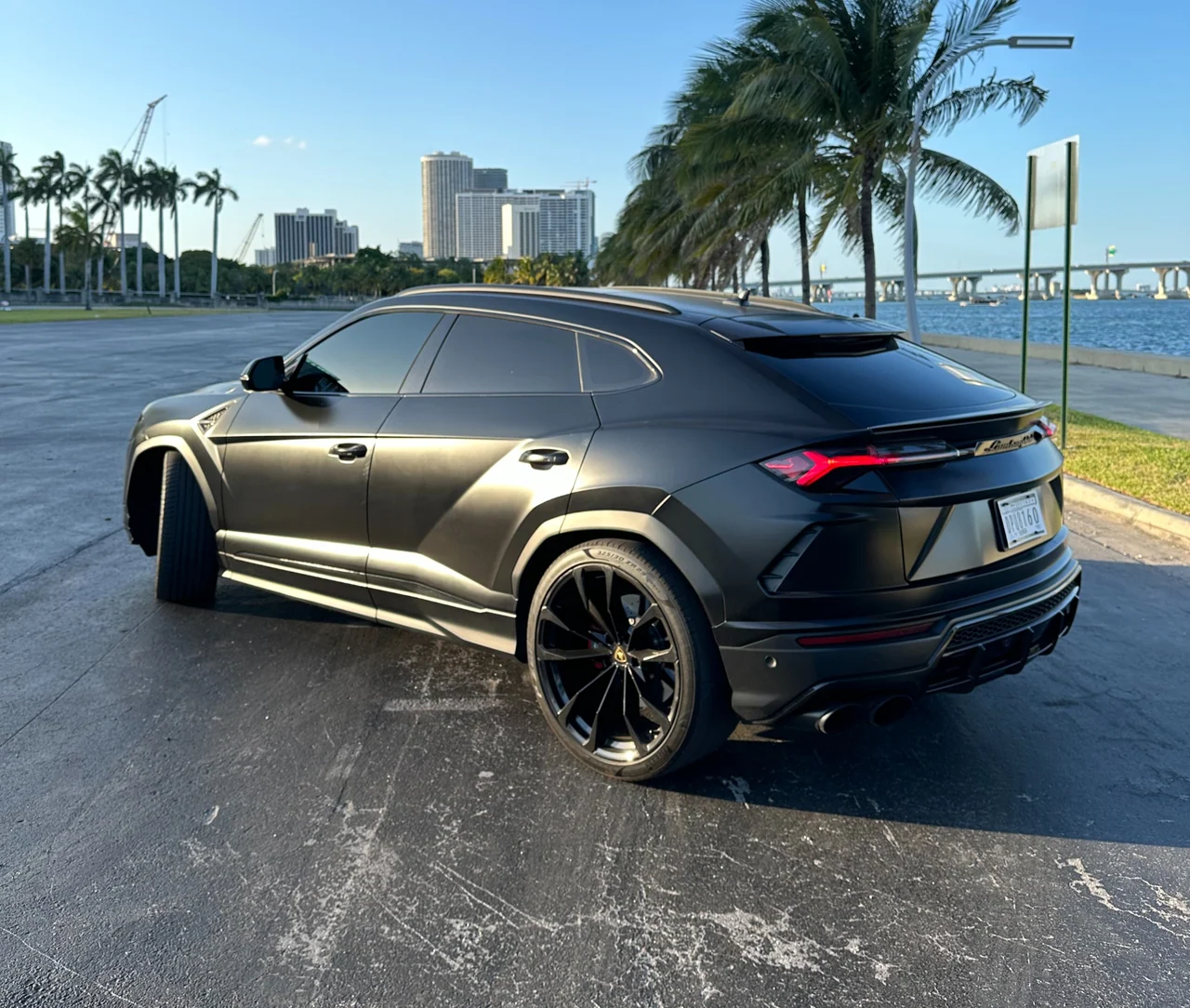 Lamborghini Urus reference photograph, view 2