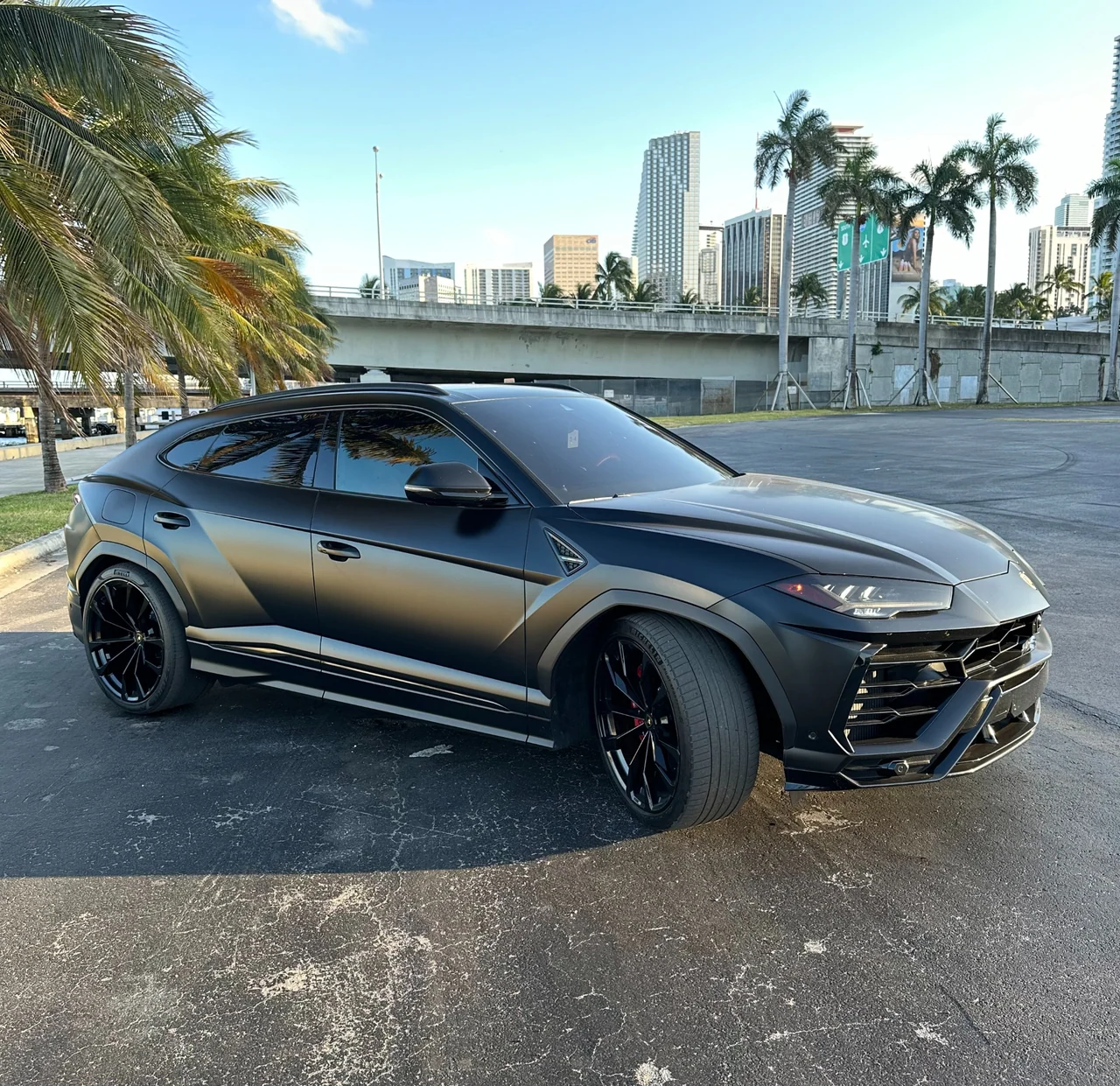 Lamborghini Urus reference photograph, view 3